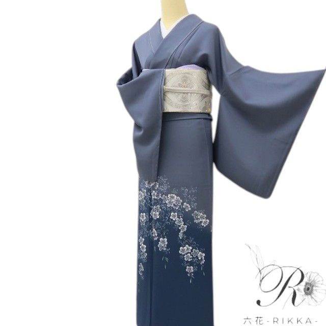 六花-RIKKA- 新品 正絹 紅彩落款 トールサイズ 藍鼠に咲く、ピュアで大人な桜。 仕付け糸付 付下げ 着物 A6097