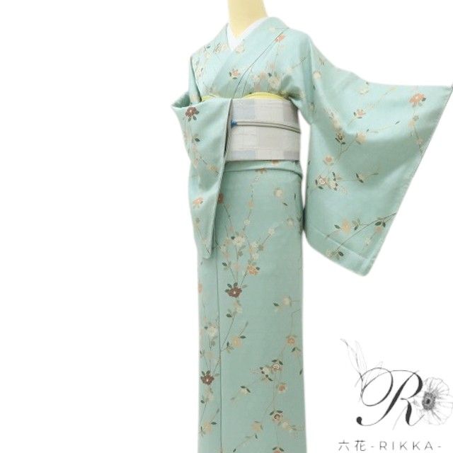 六花-RIKKA- 新品 正絹 椿 梅 橘 仕付け糸付 春のときめきをまとう、花咲くスプレイグリーン♪ 小紋 着物 A6118