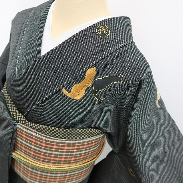 【新古品】tomihisa 新品 単衣 猫 刺繍 着物 正絹 仕付け糸付 紬 5428