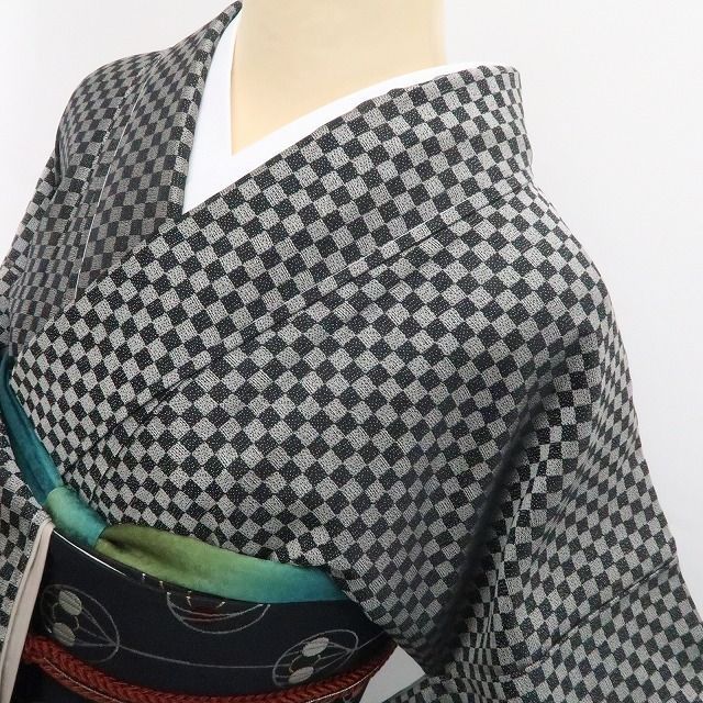 【新古品】tomihisa 新品 市松 モノトーン 着物 正絹 仕付け糸付 お召 7426
