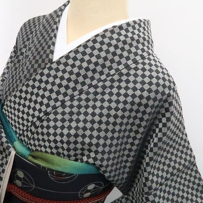 【新古品】tomihisa 新品 市松 モノトーン 着物 正絹 仕付け糸付 お召 7426