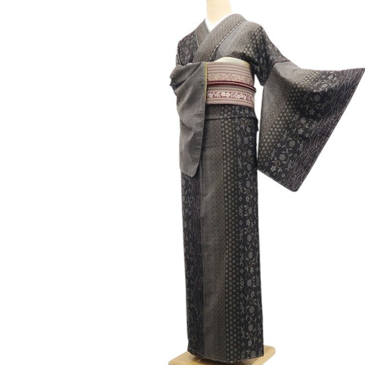 【新古品】tomihisa 新品 笹蔓 カタス式 ７マルキ 屋久杉染 着物 証紙付 仕付け糸付 本場大島紬 7482
