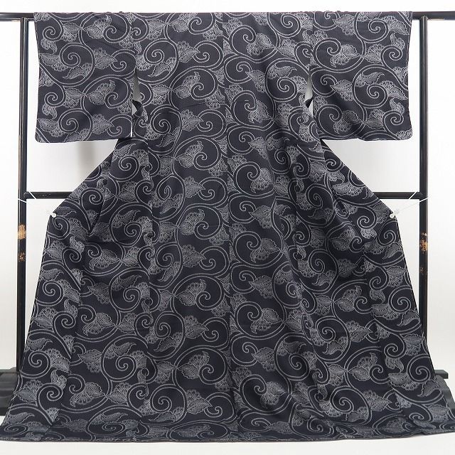 【新古品】tomihisa 新品 花唐草 モノトーン 着物 正絹 仕付け糸付 小紋 7592