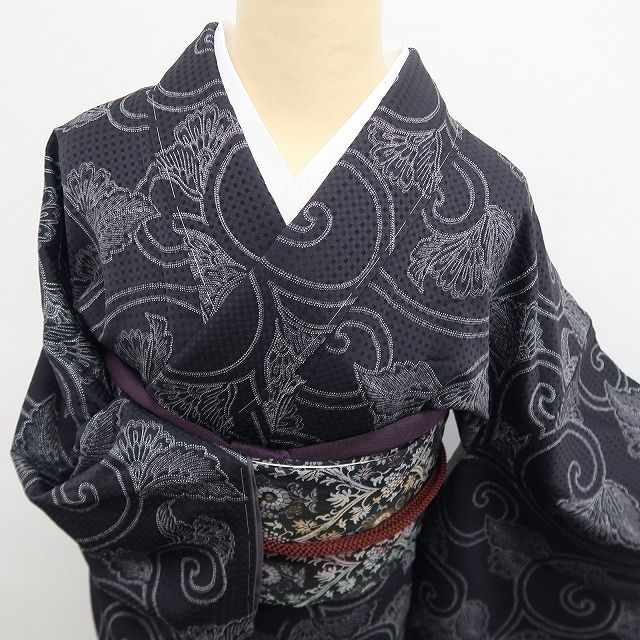 【新古品】tomihisa 新品 花唐草 モノトーン 着物 正絹 仕付け糸付 小紋 7592