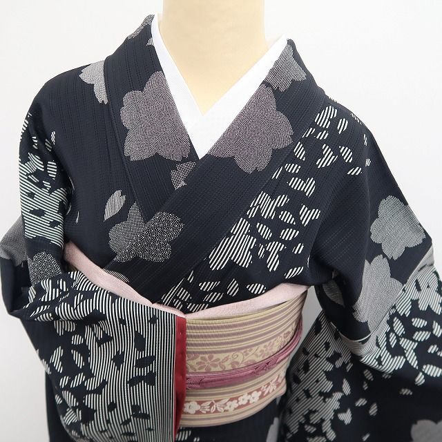 【新古品】tomihisa 新品 桜 モノトーン 着物 正絹 仕付け糸付 小紋 7754