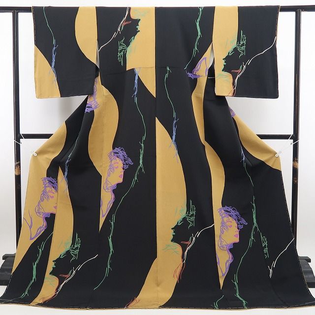 【中古】tomihisa 美品 画家・天野喜孝 モダンアート 着物 正絹 仕付け糸付 小紋 7818