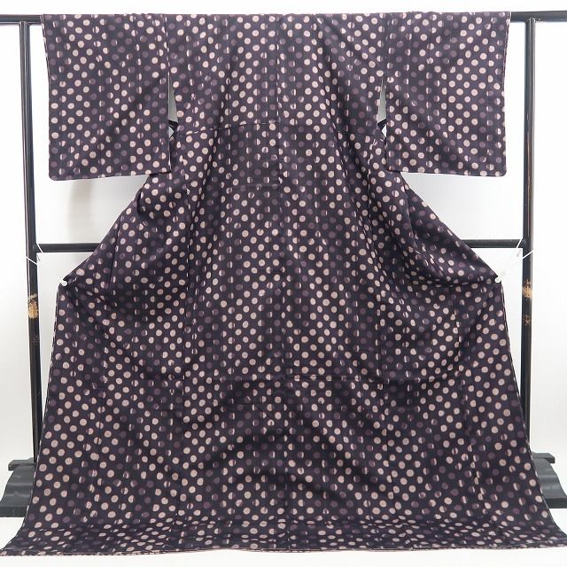 【新品・本場大島紬】京西陣陣屋 想屋 やまと扱い 着物 正絹 証紙付 仕付け糸付 tomihisa”落ち着きの中にモダンな遊び心を重ねて”9588
