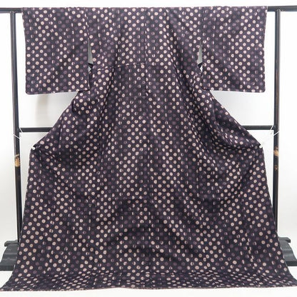 【新品・本場大島紬】京西陣陣屋 想屋 やまと扱い 着物 正絹 証紙付 仕付け糸付 tomihisa”落ち着きの中にモダンな遊び心を重ねて”9588