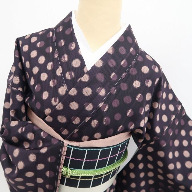 【新品・本場大島紬】京西陣陣屋 想屋 やまと扱い 着物 正絹 証紙付 仕付け糸付 tomihisa”落ち着きの中にモダンな遊び心を重ねて”9588