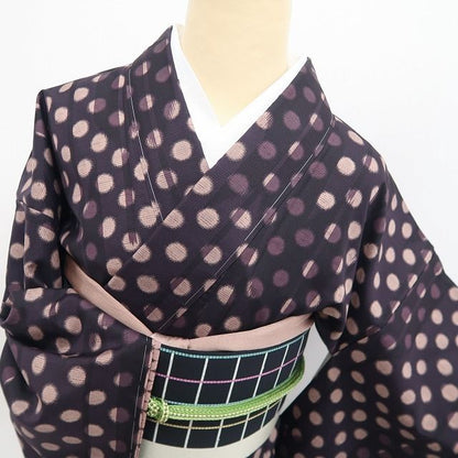 【新品・本場大島紬】京西陣陣屋 想屋 やまと扱い 着物 正絹 証紙付 仕付け糸付 tomihisa”落ち着きの中にモダンな遊び心を重ねて”9588