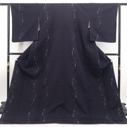 【美品・お召】唐草 着物 正絹 仕付け糸付 tomihisa“心の中に滑りこみお洒落ごころに明かりを灯す”9600