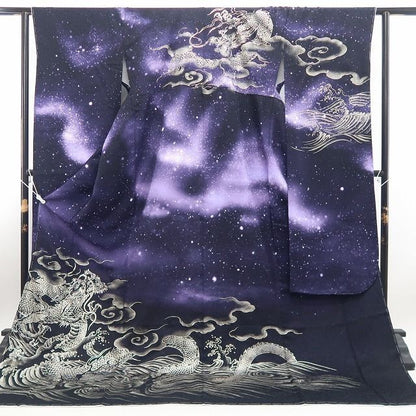 【新品・振袖】お仕立て上がり品 龍 ドラゴン 銀通し 着物 成人式 正絹 トールサイズ 仕付け糸付 tomihisa”星雲を背に現れる神秘”9626