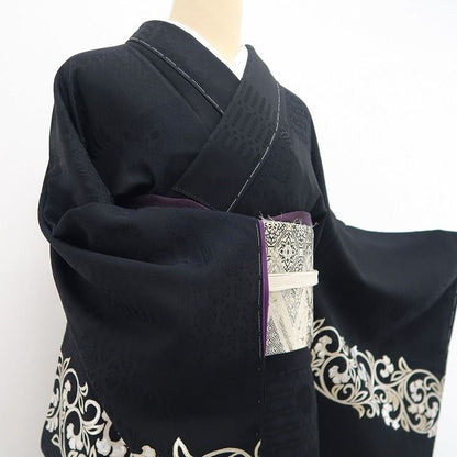 【新品・付下げ】假屋崎省吾 落款 花唐草 着物 正絹 仕付け糸付 tomihisa”黒に映えるエレガントな曲線美”9643