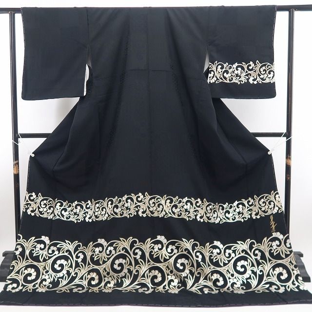 【新品・付下げ】假屋崎省吾 落款 花唐草 着物 正絹 仕付け糸付 tomihisa”黒に映えるエレガントな曲線美”9643