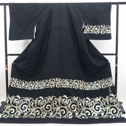 【新品・付下げ】假屋崎省吾 落款 花唐草 着物 正絹 仕付け糸付 tomihisa”黒に映えるエレガントな曲線美”9643