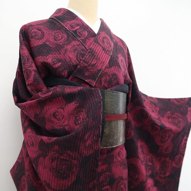 【新品・小紋】斉藤上太郎 落款 薔薇 着物 正絹 仕付け糸付 tomihisa”深紅の薔薇を咲かせてモードに洒落る”9658