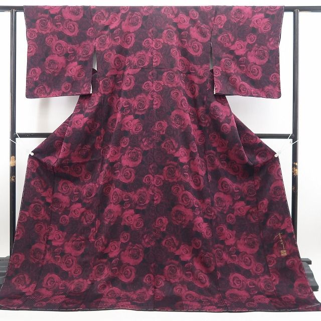 【新品・小紋】斉藤上太郎 落款 薔薇 着物 正絹 仕付け糸付 tomihisa”深紅の薔薇を咲かせてモードに洒落る”9658