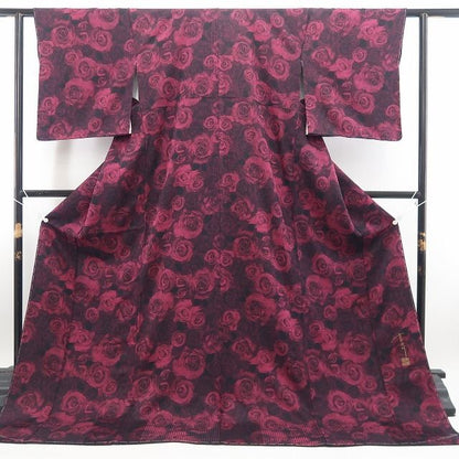 【新品・小紋】斉藤上太郎 落款 薔薇 着物 正絹 仕付け糸付 tomihisa”深紅の薔薇を咲かせてモードに洒落る”9658