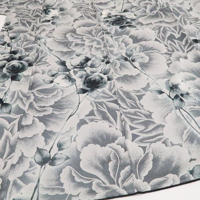 【新品・小紋】斉藤三才 落款 薔薇 着物 正絹 モノトーン 仕付け糸付 トールサイズ tomihisa”モノトーンに咲き誇る薔薇のエレガンス”9664