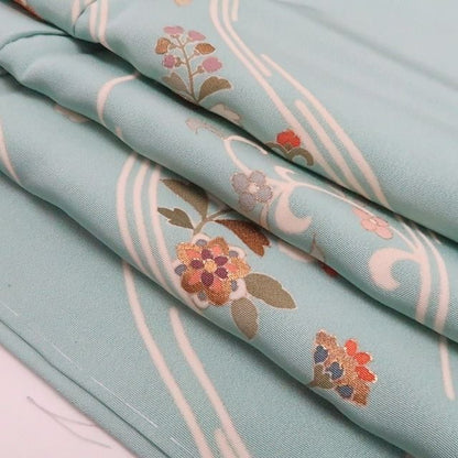 【美品・訪問着】金駒刺繍 着物 正絹 仕付け糸付 tomihisa“花の香りに我が身を染めて季節の風に色付くこころ”9708