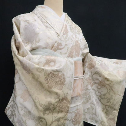 【新品・付下げ】唐花 着物 正絹 仕付け糸付 tomihisa”光を受けて煌めく唐花の微笑み”9715