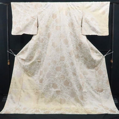 【新品・付下げ】唐花 着物 正絹 仕付け糸付 tomihisa”光を受けて煌めく唐花の微笑み”9715