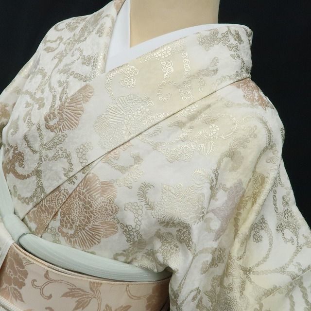 【新品・付下げ】唐花 着物 正絹 仕付け糸付 tomihisa”光を受けて煌めく唐花の微笑み”9715