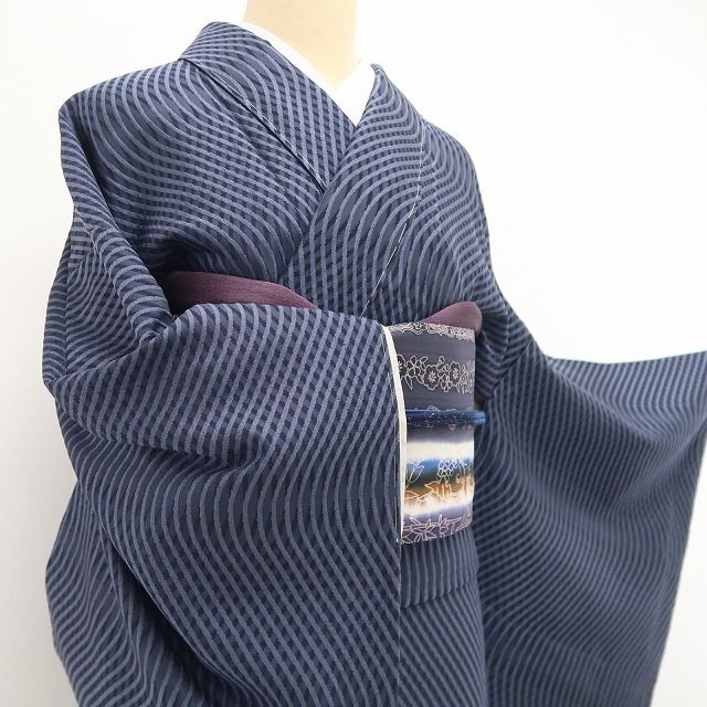 【新品・お召】やまと誂製 着物 仕付け糸付 tomihisa”シンプルに映える流線の美しさ”9751