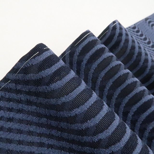 【新品・お召】やまと誂製 着物 仕付け糸付 tomihisa”シンプルに映える流線の美しさ”9751