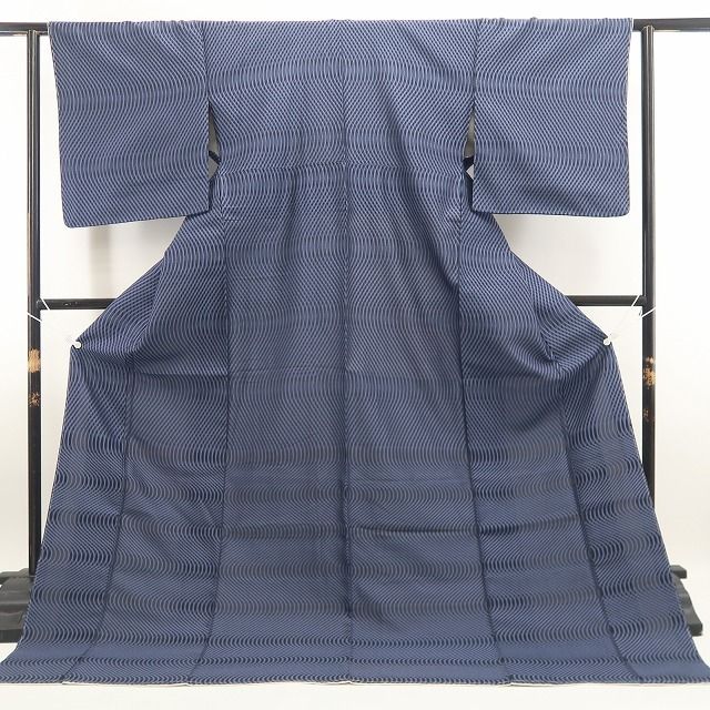【新品・お召】やまと誂製 着物 仕付け糸付 tomihisa”シンプルに映える流線の美しさ”9751
