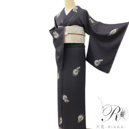 六花-RIKKA- 新品 正絹 歌舞伎役者 五代目 坂東八十助 雪輪に舞う蝶、ぽっくり下駄。褒められ主役小紋♪ トールサイズ 小紋 着物 A6046
