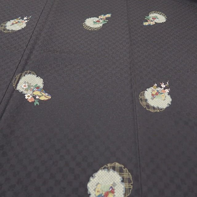 六花-RIKKA- 新品 正絹 歌舞伎役者 五代目 坂東八十助 雪輪に舞う蝶、ぽっくり下駄。褒められ主役小紋♪ トールサイズ 小紋 着物 A6046