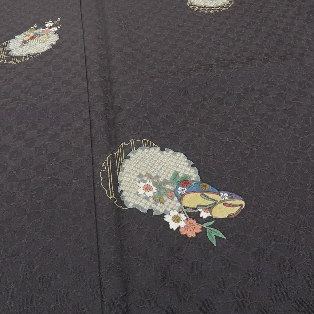 六花-RIKKA- 新品 正絹 歌舞伎役者 五代目 坂東八十助 雪輪に舞う蝶、ぽっくり下駄。褒められ主役小紋♪ トールサイズ 小紋 着物 A6046