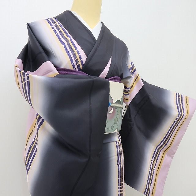六花-RIKKA- 美品 正絹 証紙付 ブラックに個性が花開く、ストライプ☆ 本場大島紬 着物 A6121