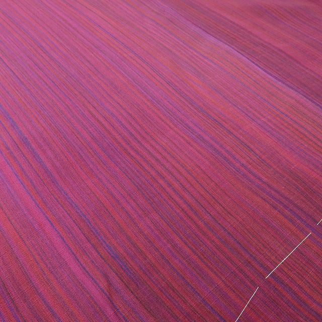 六花-RIKKA- 新品 正絹 仕付け糸付 マゼンタ×シクラメンピンク×縦縞で、今日の私に恋をする！ 紬 着物 A6177