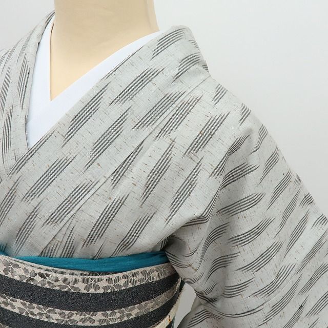 【中古】百華 Y4491 美品 やまと誂製 証紙付 手縫い仕立て 正絹 白鷹山ぜんまい紬 着物 単品